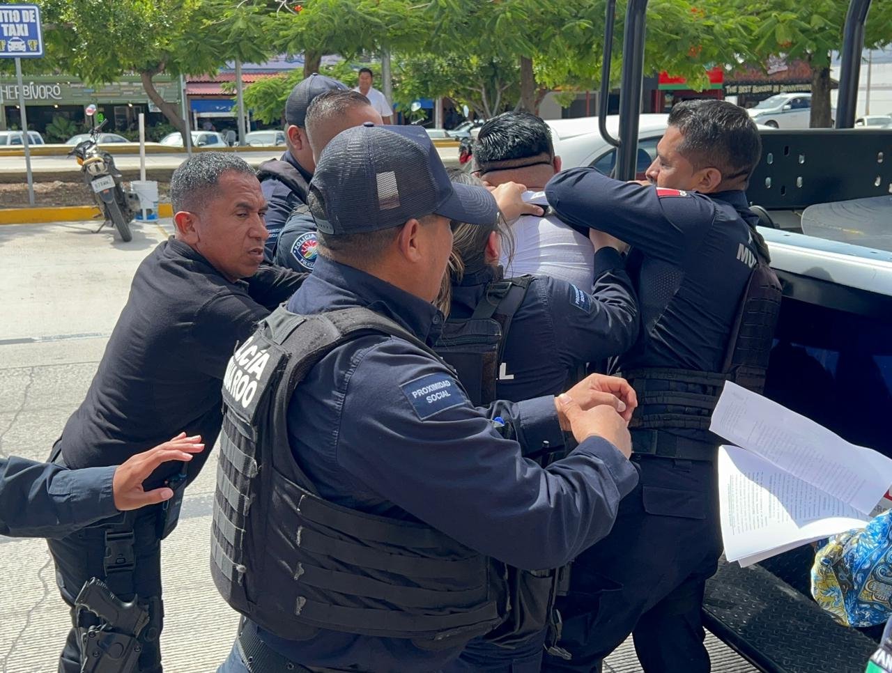 Elementos de la Policía Municipal arrestan a un gerente de banco en Cancún