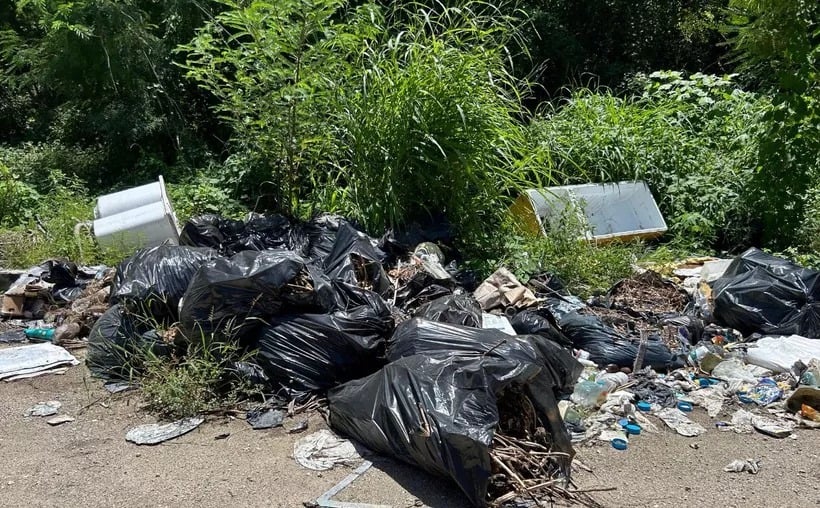 La tira de basura puede presentar un problema de salud para los residentes del área.