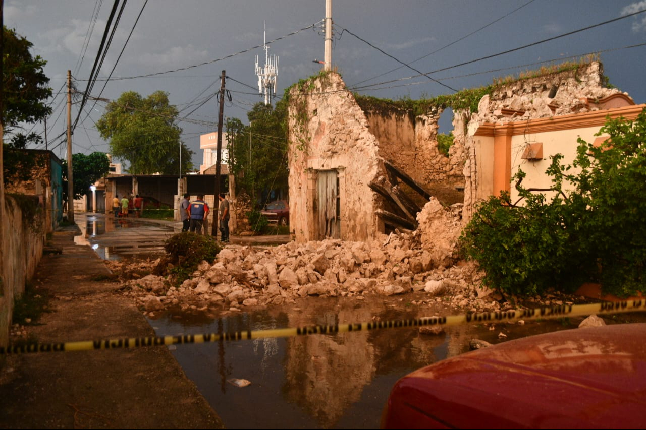   Captan momento exacto en que vivienda antigua colapsa en Campeche: Video     