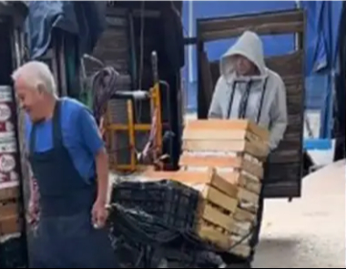 Abuelito sorprende en redes al trabajar como diablero en la Central de Abasto; hijas lo reconocen