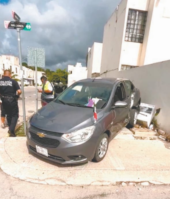 Accidente entre combi y un vehículo causan daños a un muro de una vivienda en Playa del Carmen