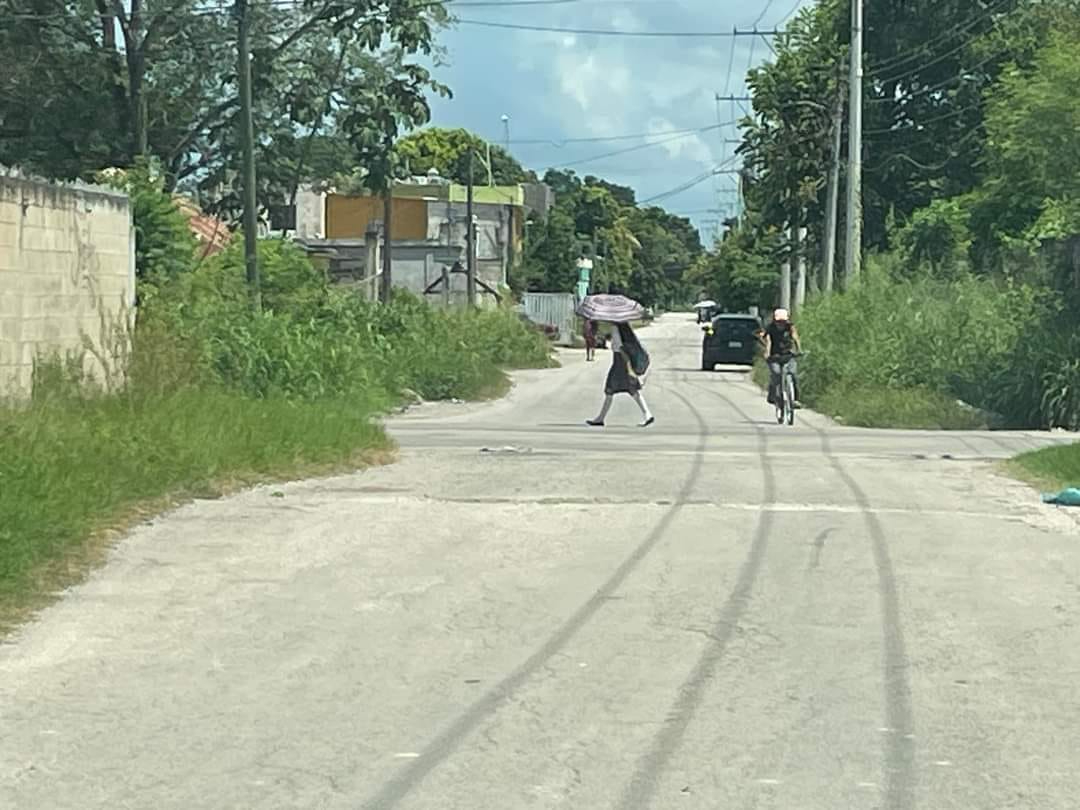 Alumnos, maestros y padres del COBACAM plantel 03 piden limpiar la calle 55