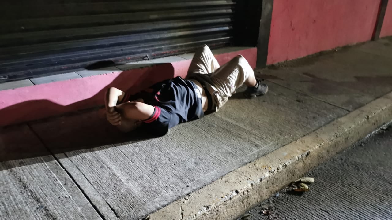 No estaba muerto,  solo pasado de copas: Hombre dormido en la calle alarma en Ciudad del Carmen