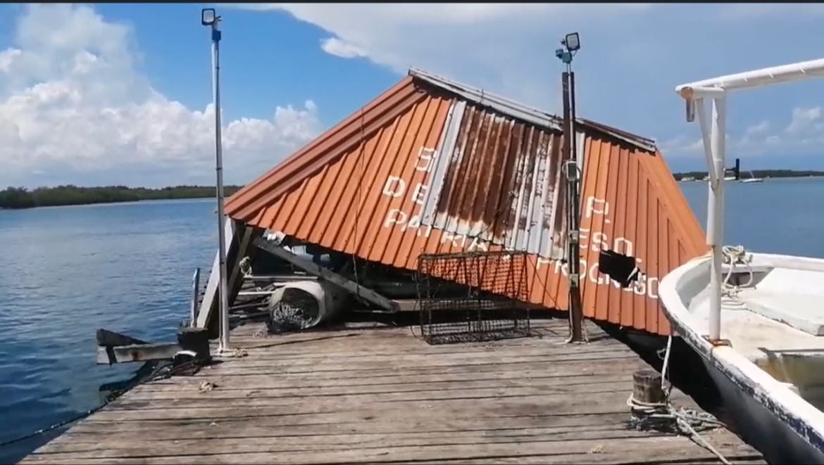 Embarcación de Isla Mujeres impacta cabaña en un muelle