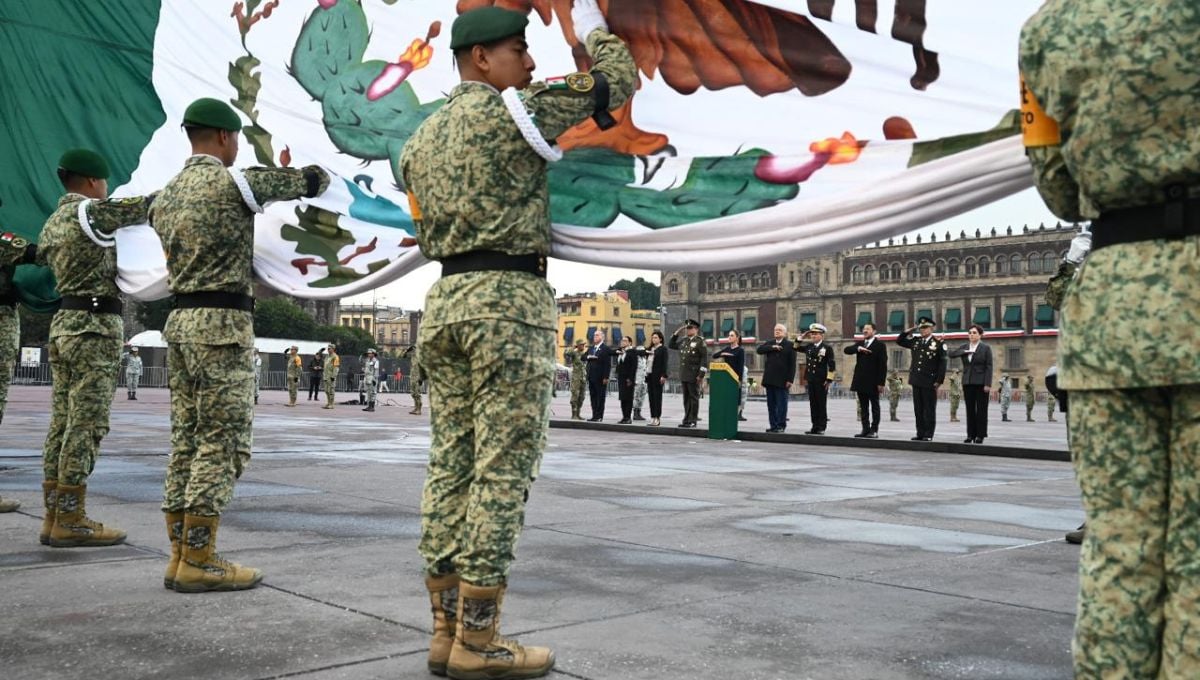 Izamiento de bandera en memoria de las víctimas de los sismos de 1985 y 2017