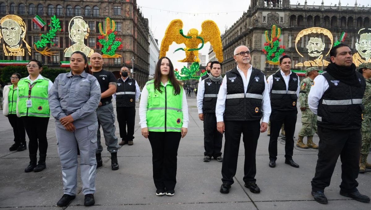 Izamiento de bandera en memoria de las víctimas de los sismos de 1985 y 2017