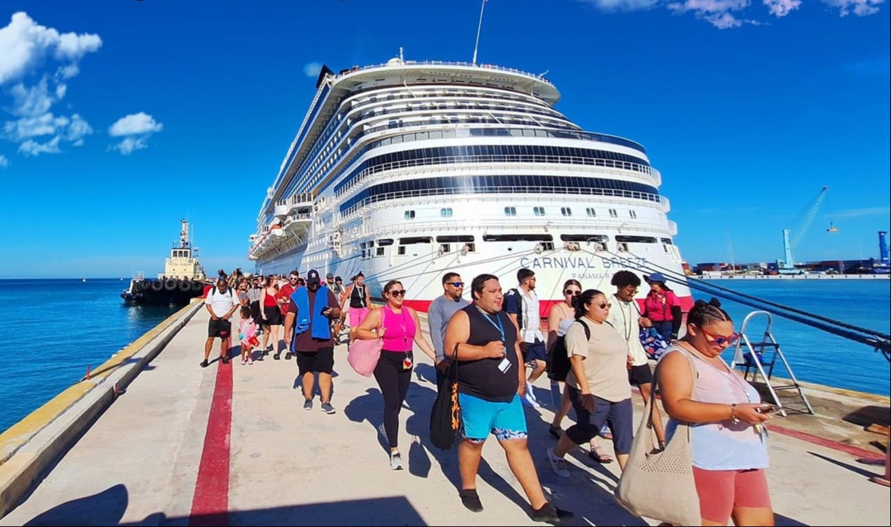 Turistas del crucero ‘Carnival Breeze’ desprecian a Progreso; sólo 200 de 5 mil pasajeros recorren el puerto