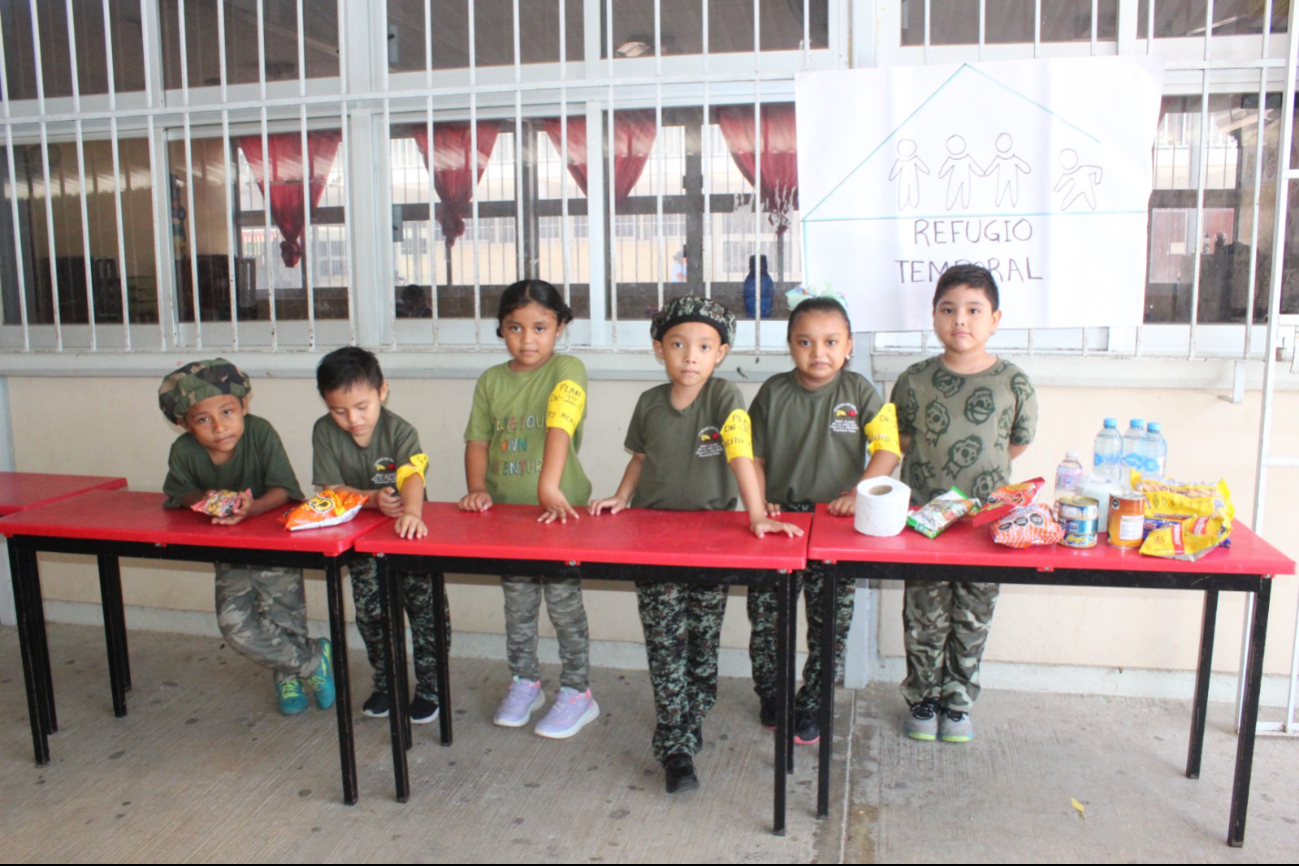 Los niños del primer grado se vistieron de soldados del Ejército Mexicano y simularon la aplicación del Plan DN-III-E