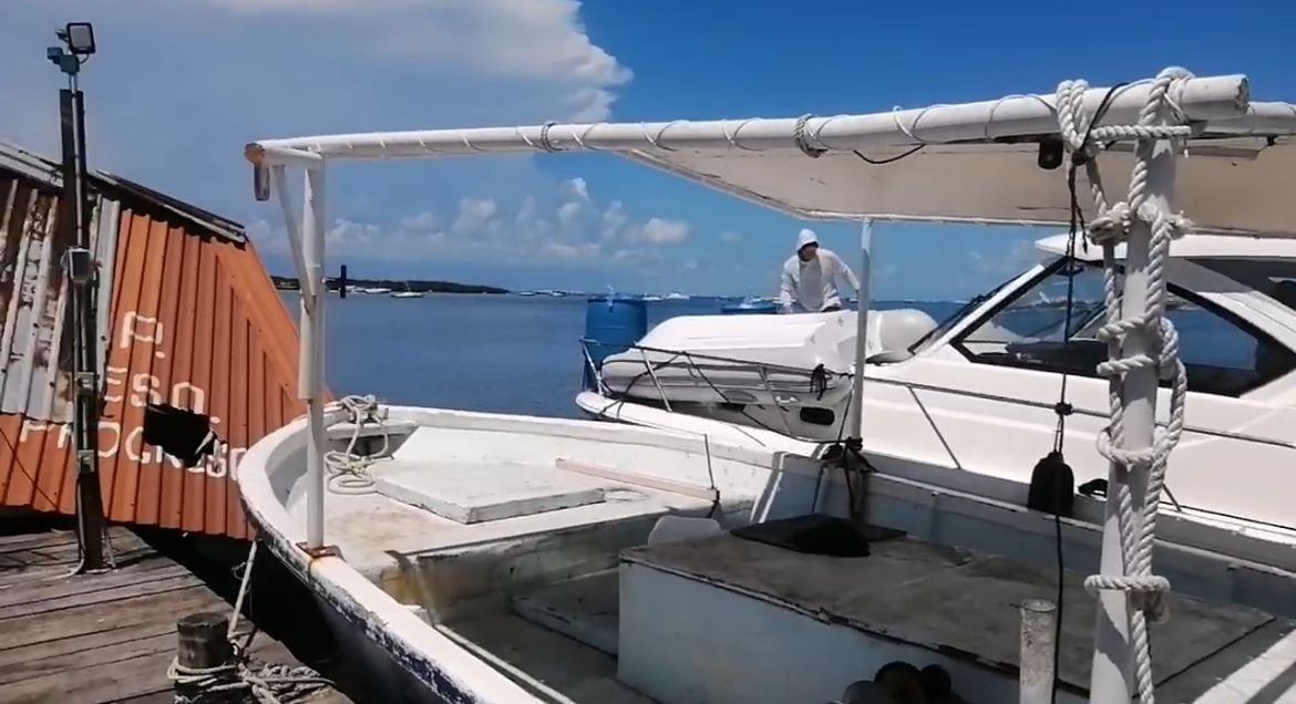 Los tres pescadores que iban en la embarcación cayeron debido al impacto