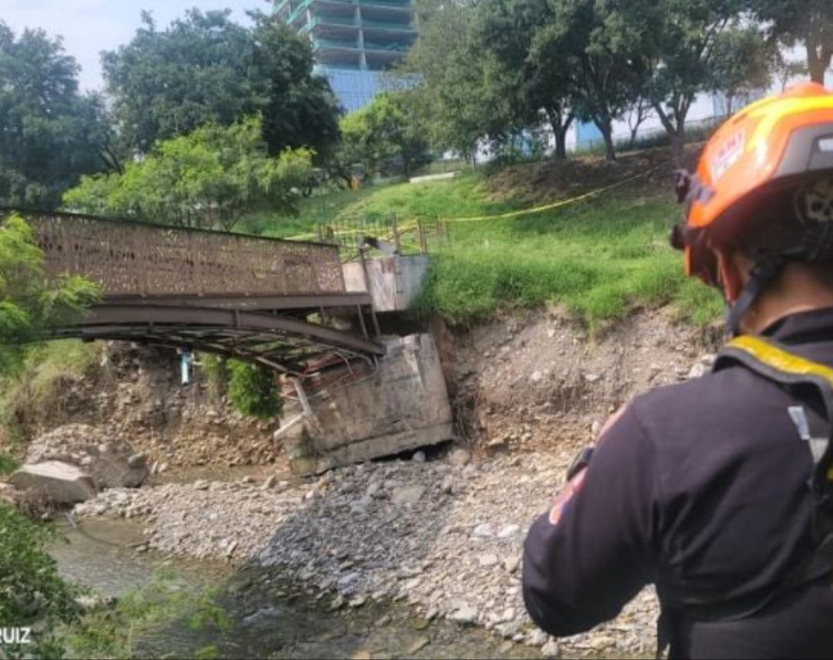 Puente peatonal colapsa en San Pedro, Nuevo León