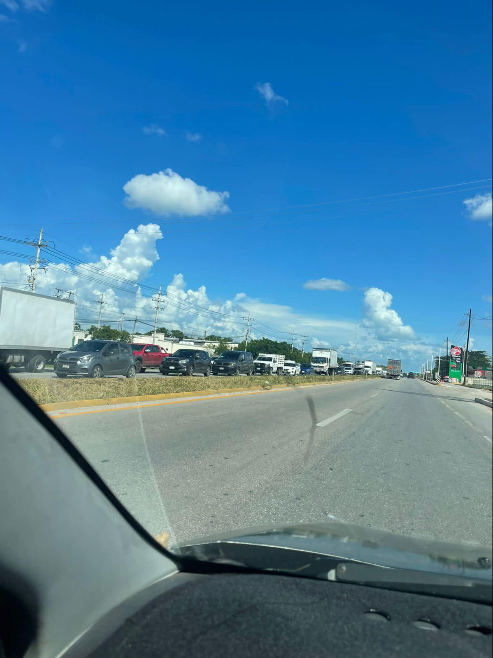 Se han formado largas filas de autos en la carretera Mérida-Cancún