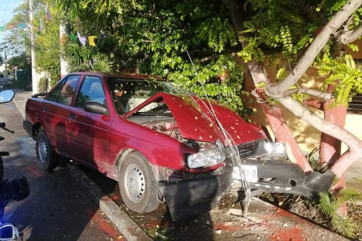 Un automovilista colisiona con su Tsuru contra un poste en la colonia San Francisco de Umán