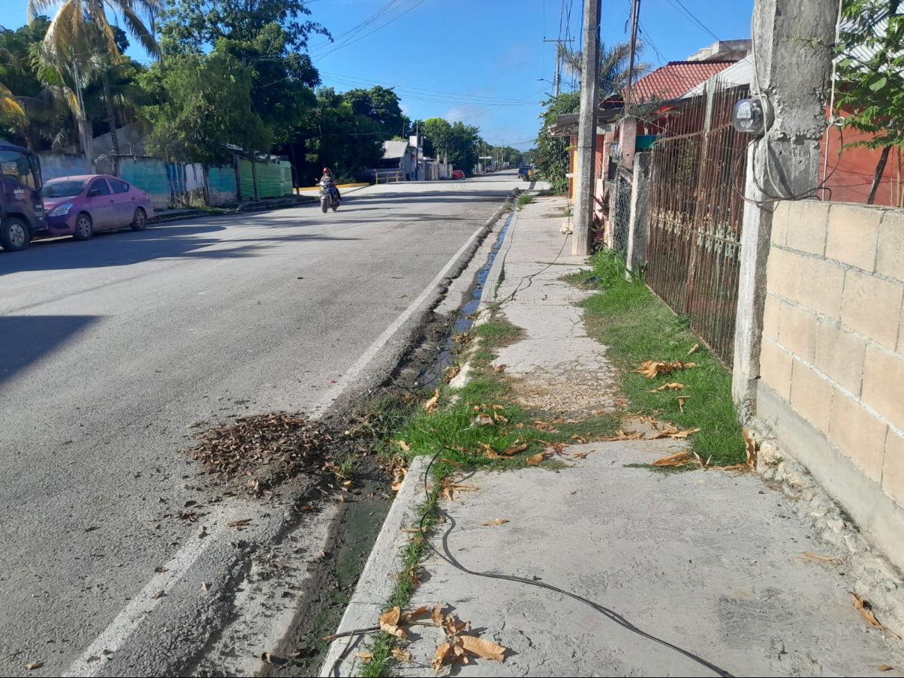 Un camión volquete con exceso de material enganchó y reventó un cable de mediana tensión de la CFE