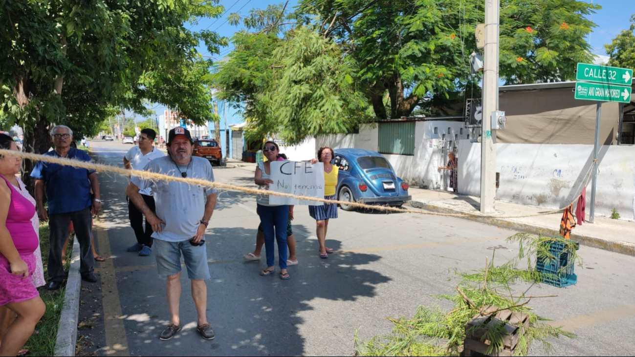   Vecinos bloquean calles en Mérida por falta de energía eléctrica: VIDEO  