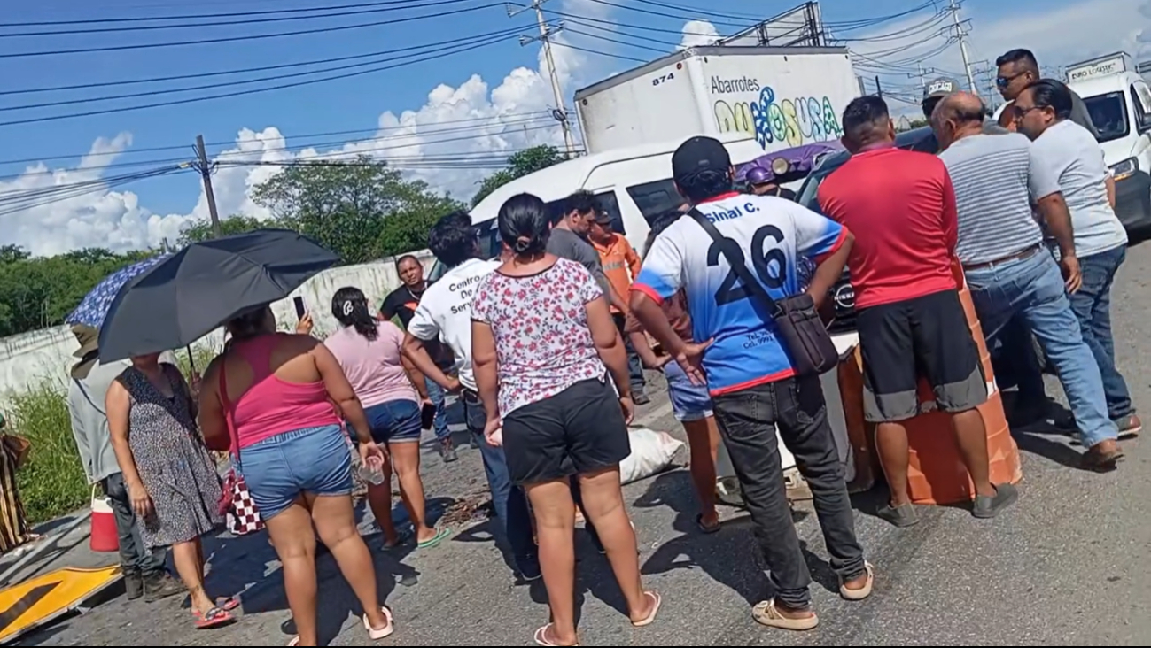 Vecinos de Kanasín bloquean la carretera Mérida-Cancún  tras 24 horas sin luz