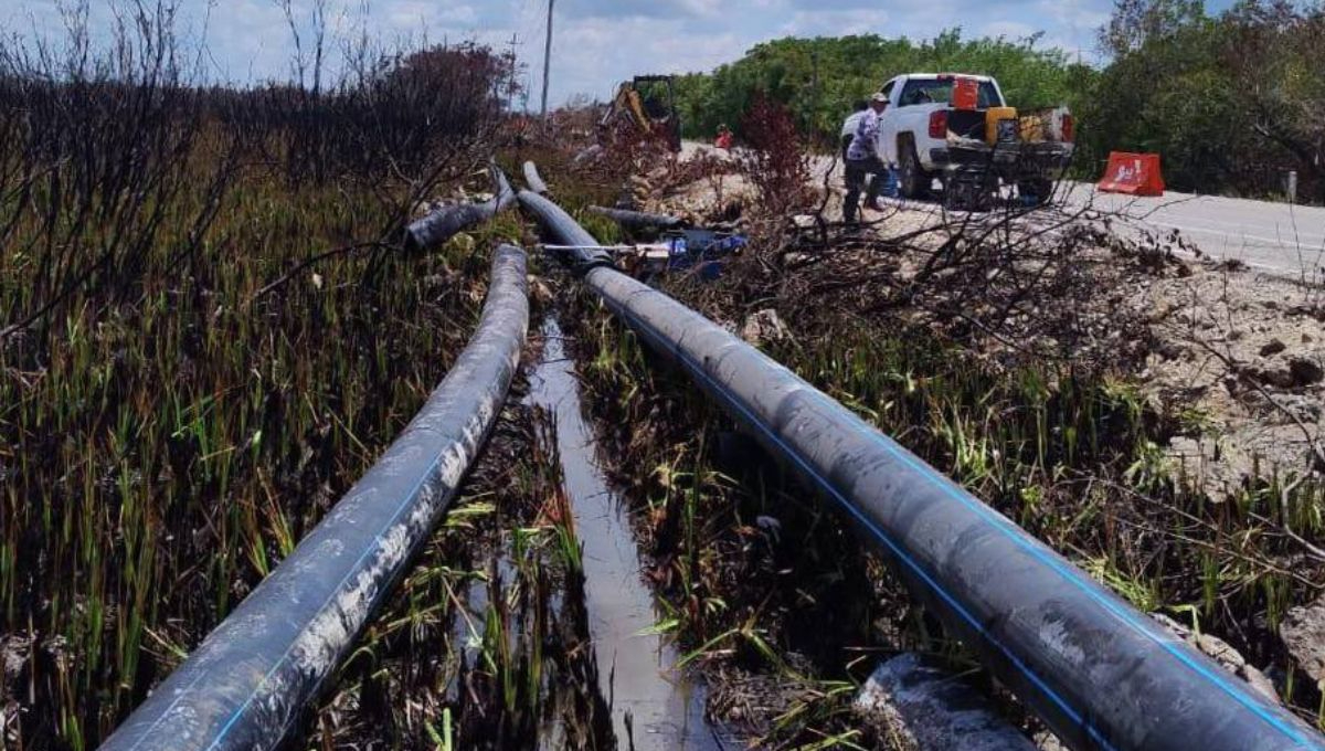 Comienzan reparaciones en tubería de agua potable dañada tras incendio en Sisal