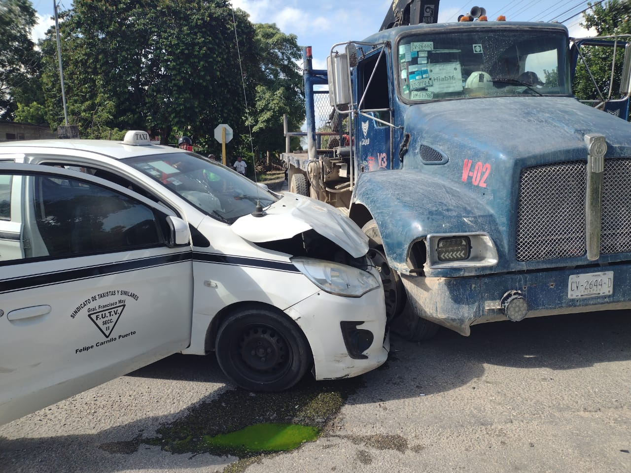 Brutal choque entre grúa y taxi deja una persona lesionada en Felipe Carillo Puerto