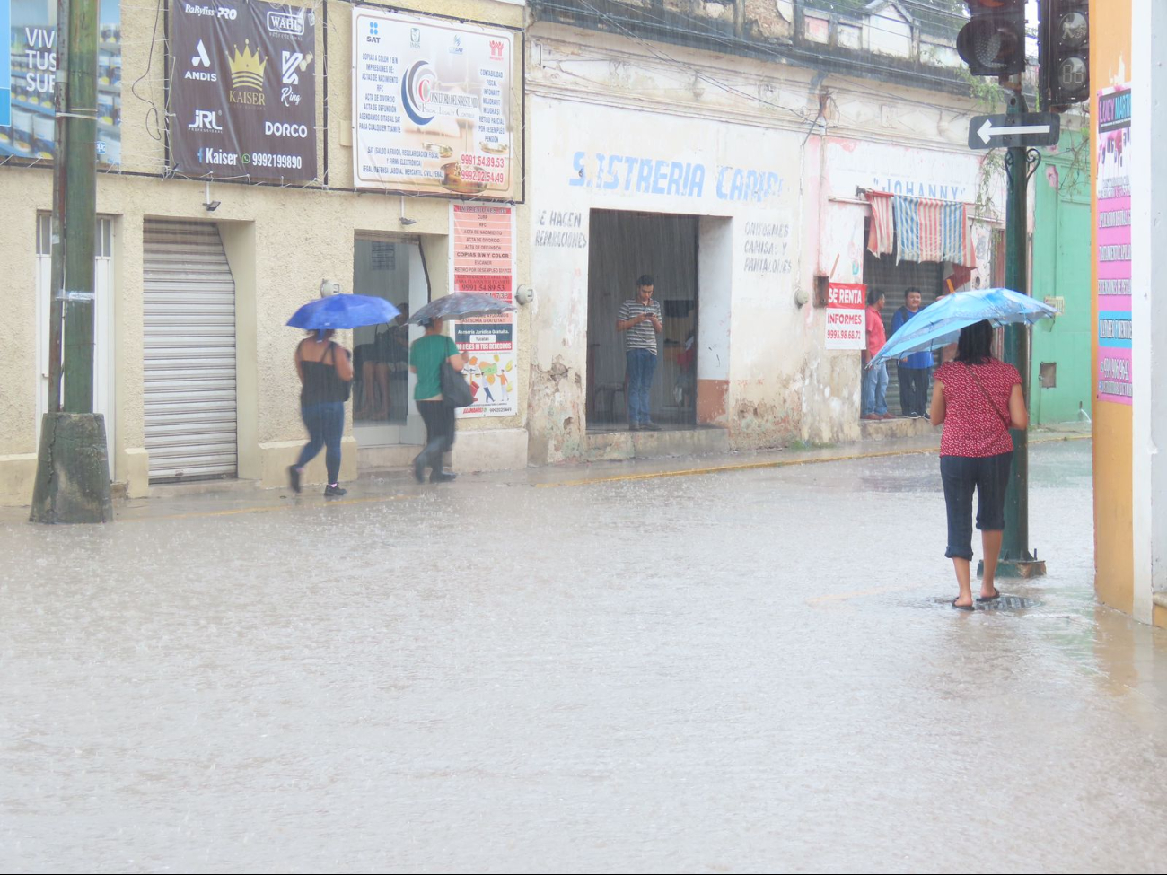 Ciudadanos tuvieron que meterse al agua para cruzar las calles