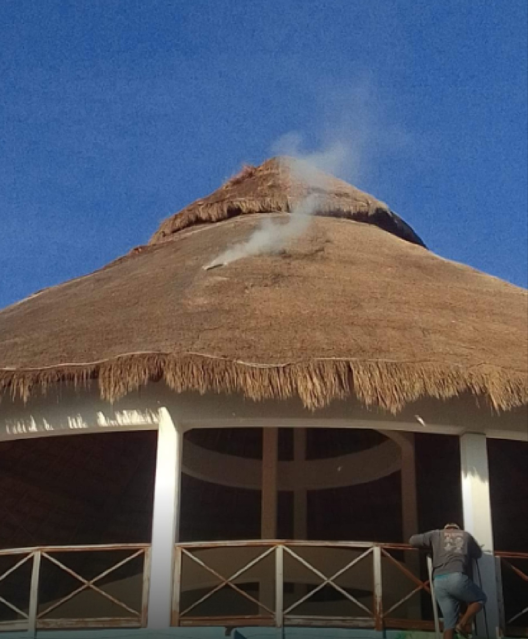 Debido a un corto circuito, el techo de las palapa comenzó a incendiarse