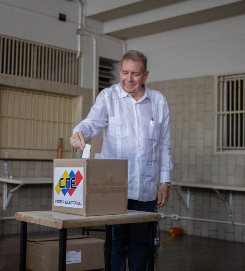 Edmundo González emite su voto en la jornada electoral de Venezuela