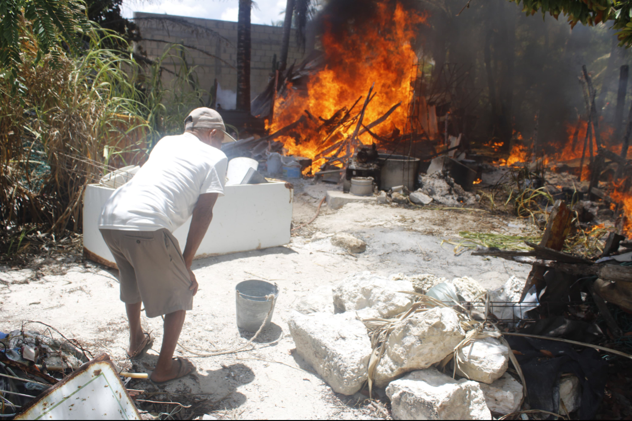 El dueño del predio y vecinos lograron sofocar el fuego con arena