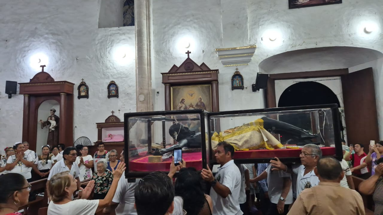 Feligreses participaron en la procesión del Cristo Negro Señor de San Román en honor a la Virgen de las Mercedes.