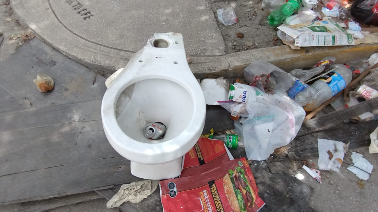 Incluso retretes y colchones permanecen entre la basura