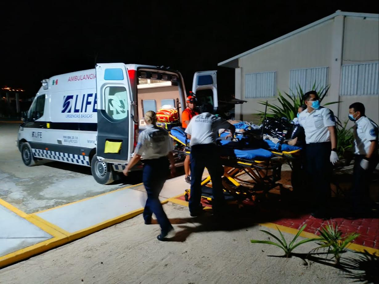 Marina traslada en barco a paciente a Puerto Juárez