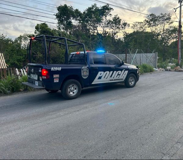 Policías acordonaron el área tras el hallazgo del cuerpo en Playa del Carmen