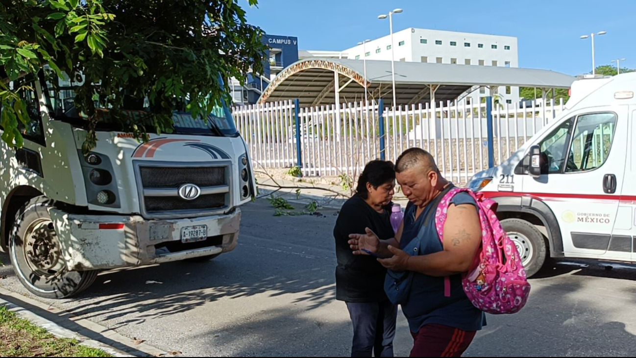 Falla mecánica en camión de pasaje genera choque en Campeche 