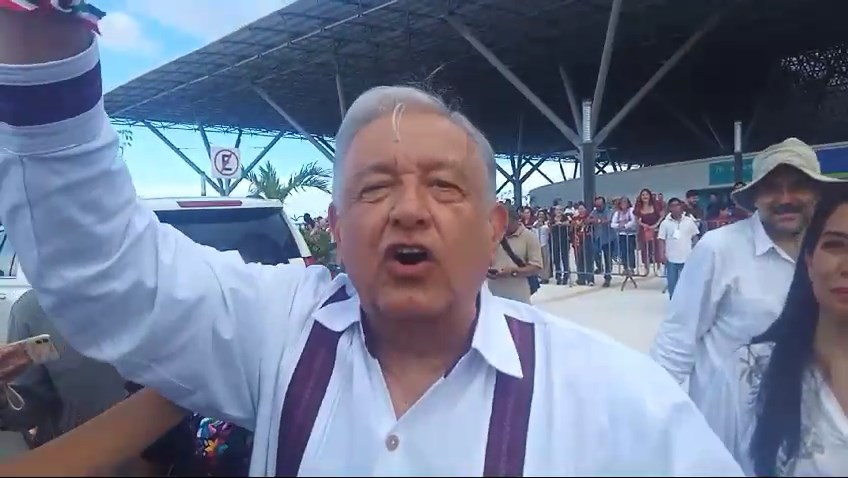 "Por Esto!, el gran periódico del sureste",  afirma AMLO a su llegada   a Cancún, Quintana Roo