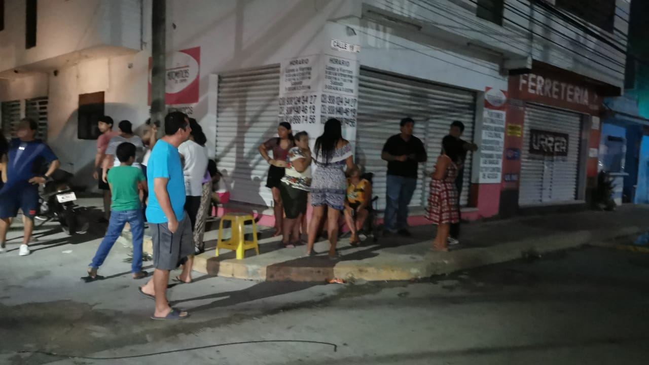 Bloquean calle de Ciudad del Carmen en protesta a la CFE por falta de energía eléctrica 