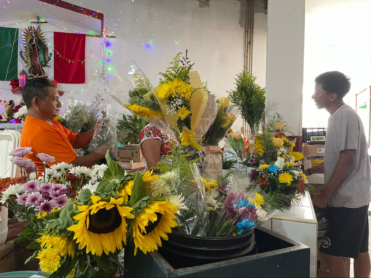 Comerciantes del Centro Histórico de Motul cuentan con una gran variedad de flores amarillas