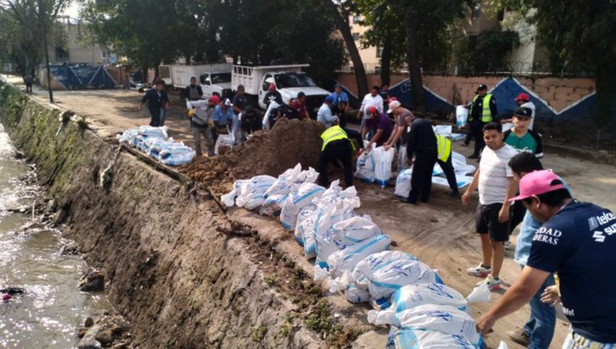 Tapón de basura en presa Los Cuartos obstruye desfogue y genera riesgo en Naucalpan