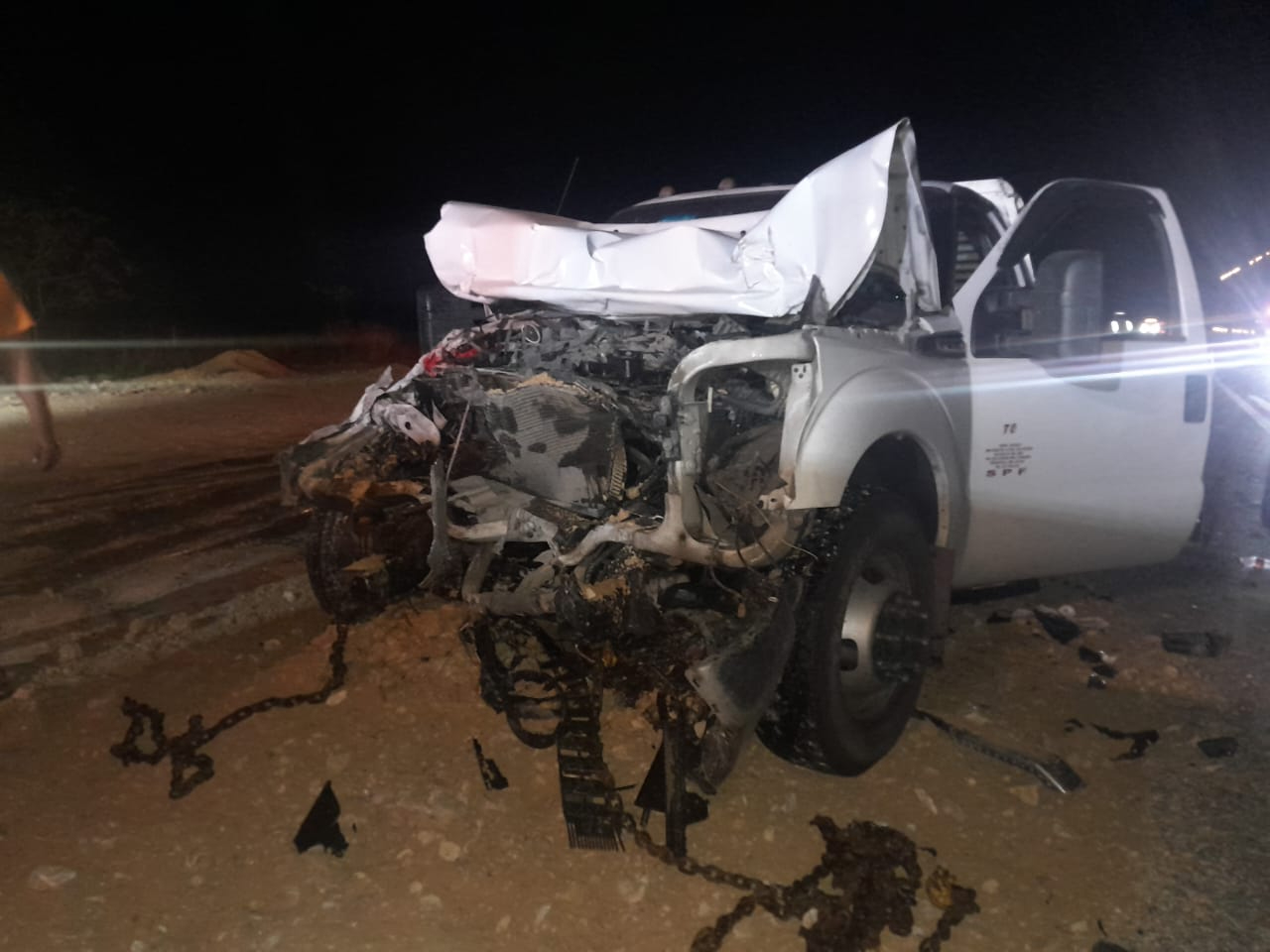 Destrozada termina camioneta estacionada tras impactarse contra volquete en la  Escárcega–Champotón