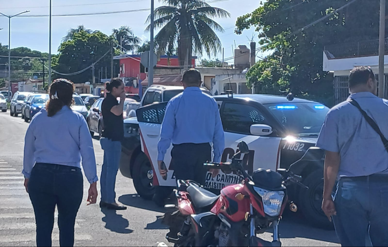 Funcionaria de salud arrolla a motociclista en Chetumal