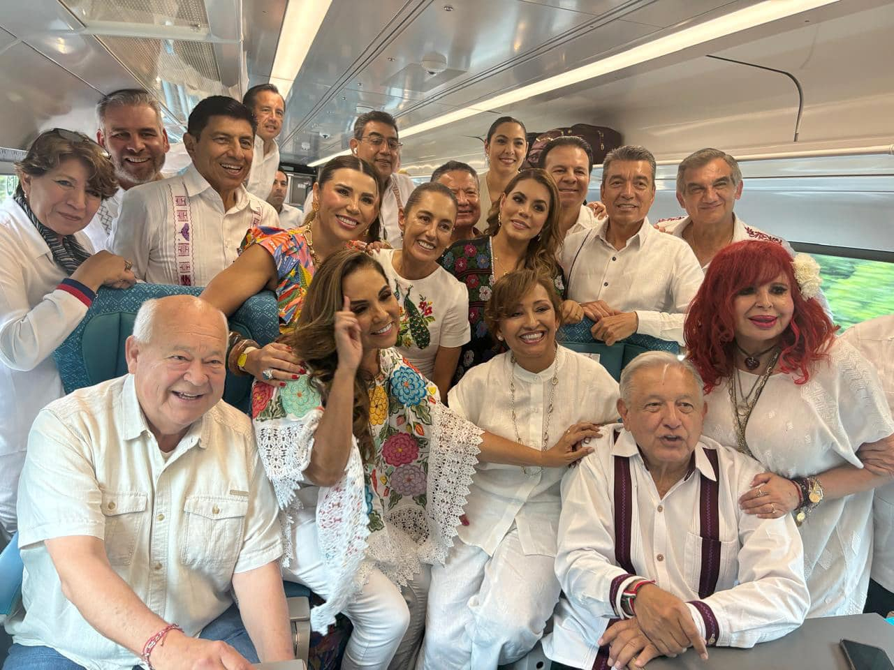 Gobernadores acompañan a AMLO  en el recorrido inaugural de los nuevos vagones del Tren Maya