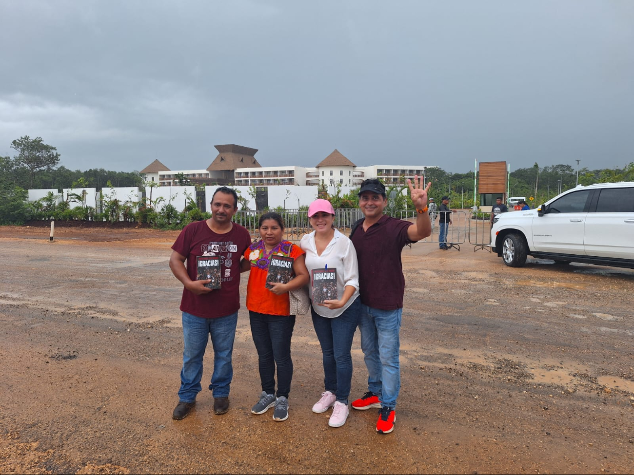 Inaugura AMLO hotel en zona arqueológica; ciudadanos lo festejan