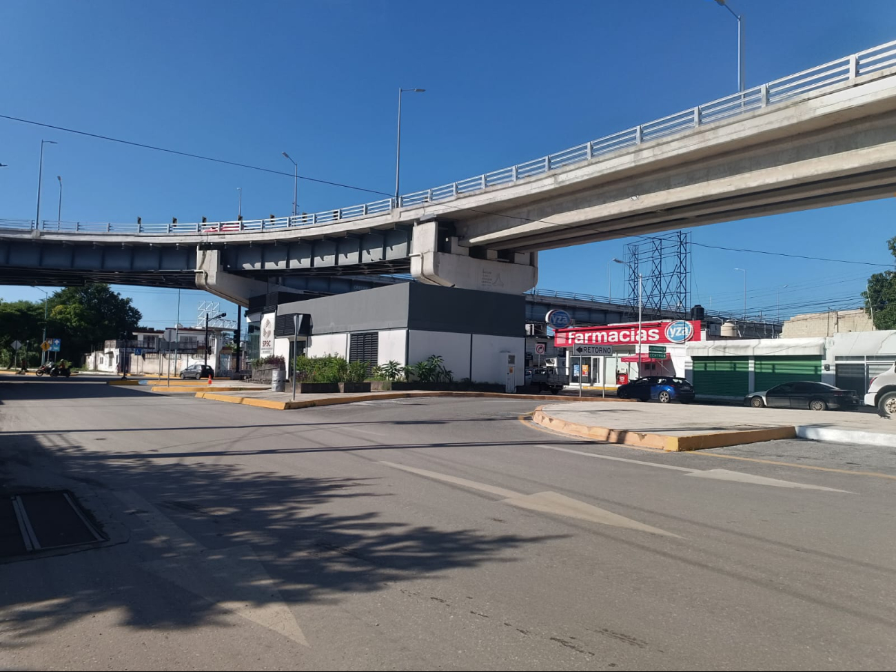 Joven intenta tirarse del distribuidor vial en Campeche: VIDEO  