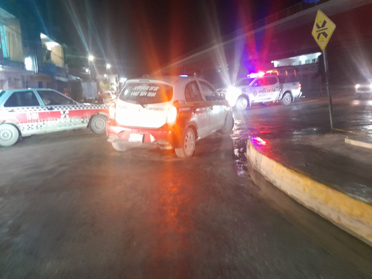 La cruceta del vehículo se rompió, dejando el taxi varado en medio de la avenida