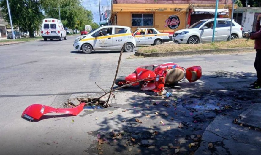 Mujer motociclista termina en el hospital al sufrir un accidente en Chetumal