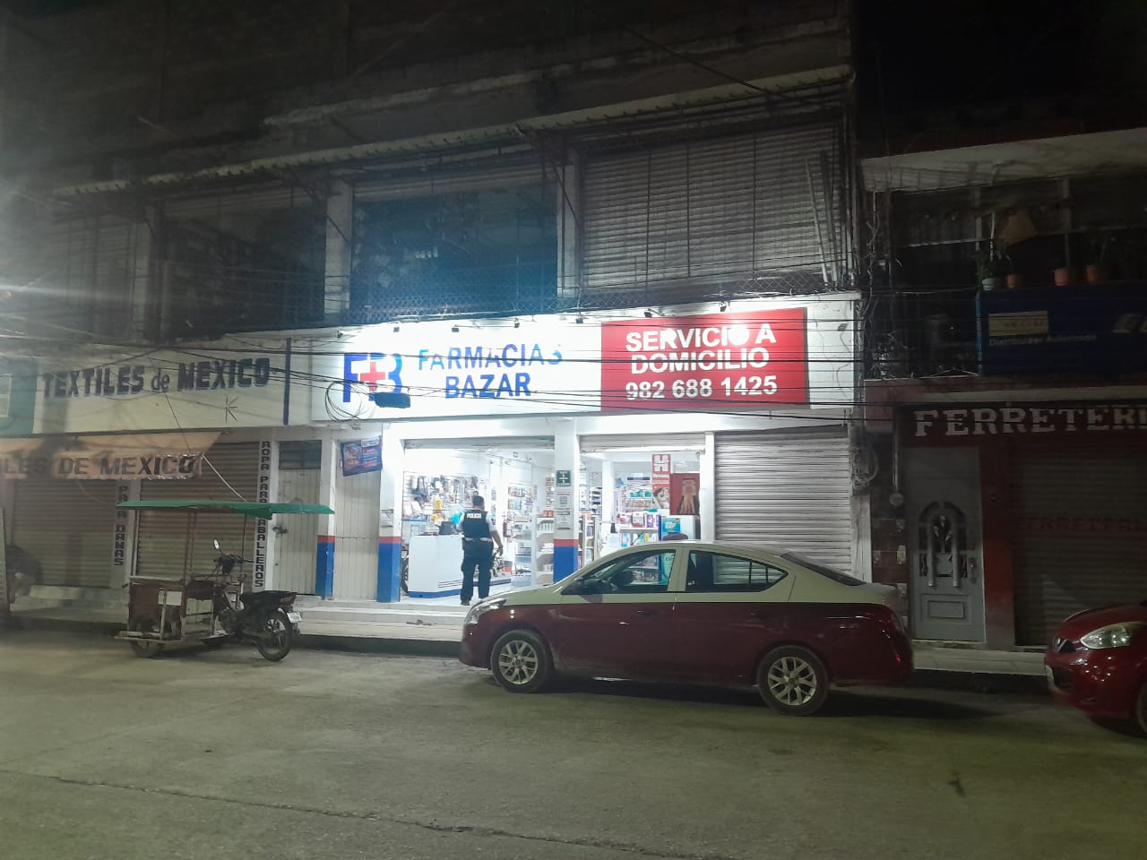 Un hombre aprovechó un descuido en una farmacia para robar una botella de agua