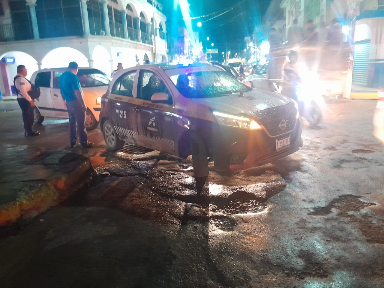 Un taxi sufrió una falla mecánica en la calle 31 por avenida Héctor Pérez Martínez, causando un embotellamiento