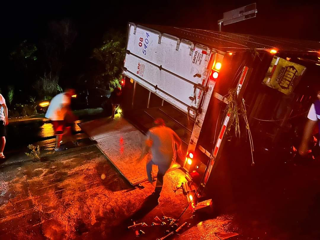 Un tráiler fue volcado sobre el carril Campeche-Champotón, al cual la gente se acercó para saquearlo.