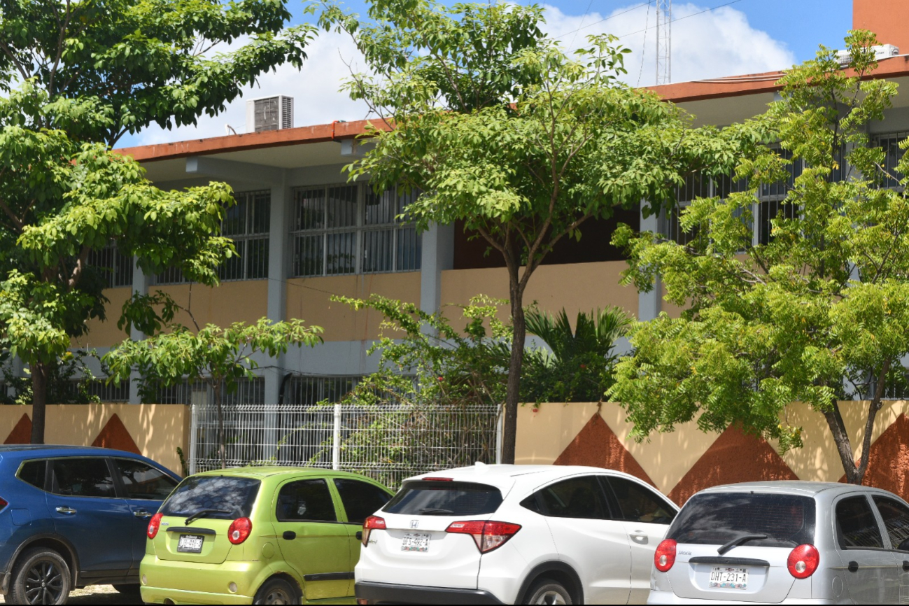 Una menor se lanzó de un segundo piso en una escuela, sufriendo lesiones y siendo trasladada al hospital en estado delicado