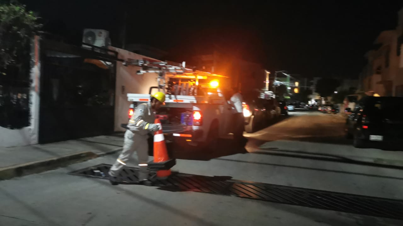 Vecinos bloquean calle por falta de energía eléctrica.