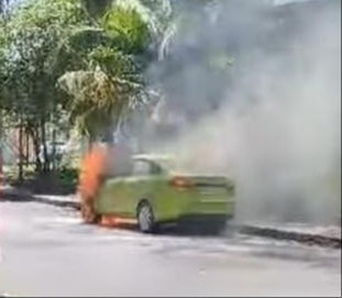 Autoridades no logran llegar a tiempo para evitar la pérdida del vehículo que se incendia frente a Bomberos en Chetumal.