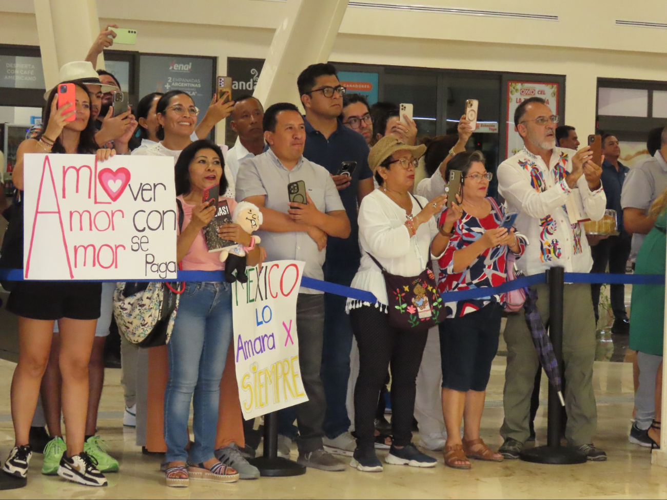 Yucatecos llenan de cariño a AMLO a su llegada a la estación Teya del Tren Maya