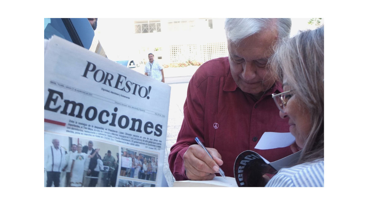 AMLO salió del hotel en Mérida repartiendo firmas y abrazos a sus simpatizantes