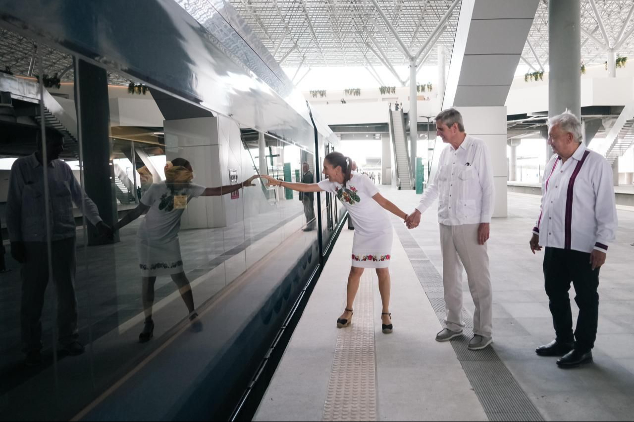 AMLO y Claudia Sheinbaum inauguraron el ferrocarril P’tal del Tren Maya en Cancún / Por Esto!